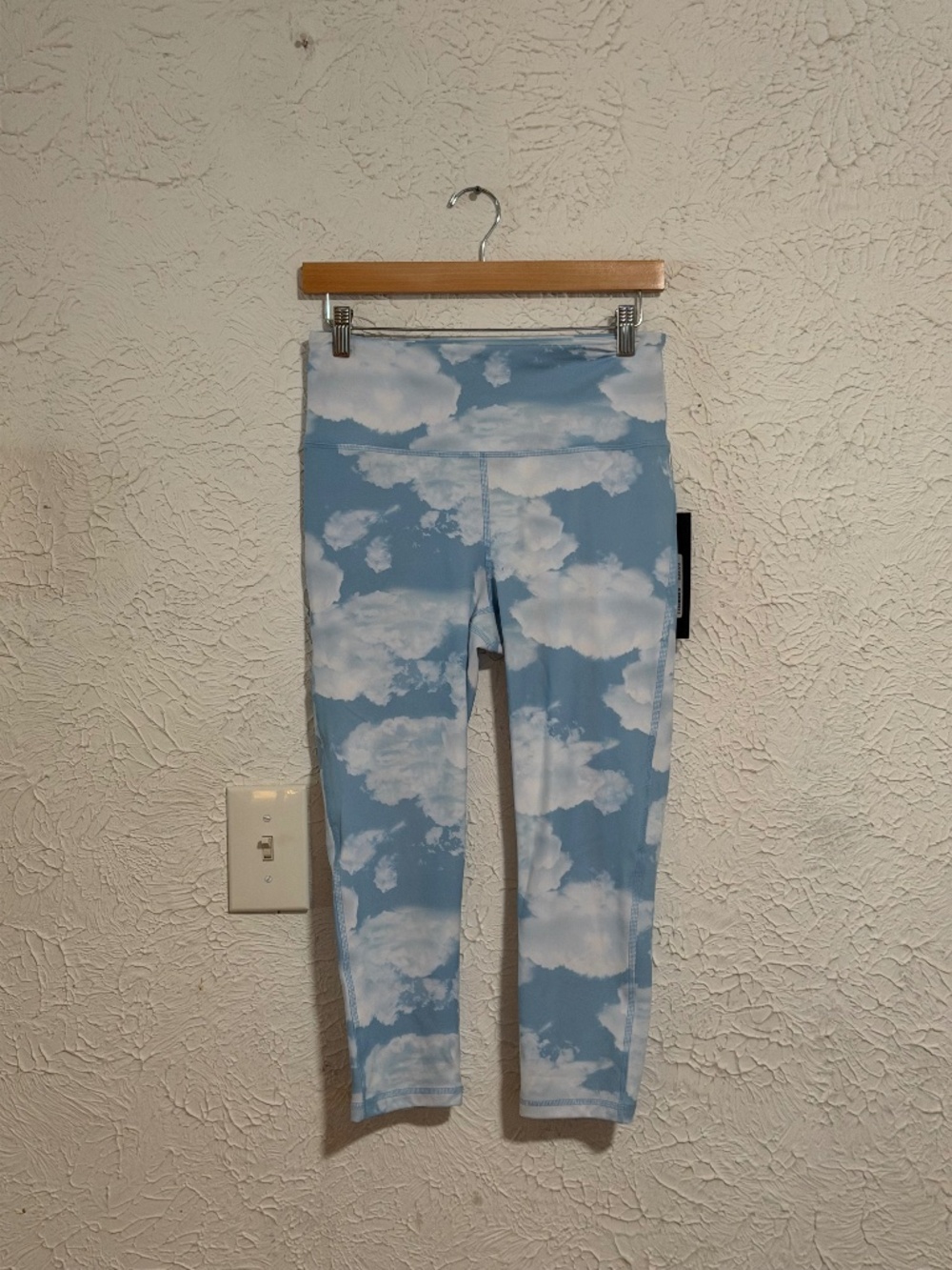 NWT Mono B Blue Cloud Print Capri Leggings Women’s Medium